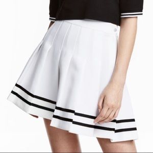 New H&M Women’s Pleated Skirt - White and Black